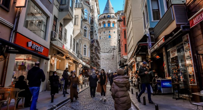 Ο μεσαιωνικός πύργος του Γαλατά είναι ένα από τα πιο αντιπροσωπευτικά τουριστικά αξιοθέατα σε ολόκληρη την Τουρκία και έχει πανοραμική θέα ολόκληρης της πόλης από την οροφή του.
