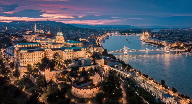 Πανοραμική αεροφωτογραφία της Βουδαπέστης, με το Βασιλικό Παλάτι, το κάστρο της Βούδας, τη γέφυρα, το Κοινοβούλιο και τον ποταμό Δούναβη.