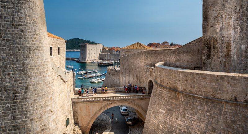 Το αρχαίο φρούριο με τους πέτρινους τοίχους και στο βάθος το λιμάνι.