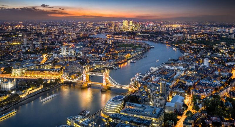 Μια πανοραμική εικόνα του Λονδίνου με τη διάσημη γέφυρα σε πρώτο πλάνο.