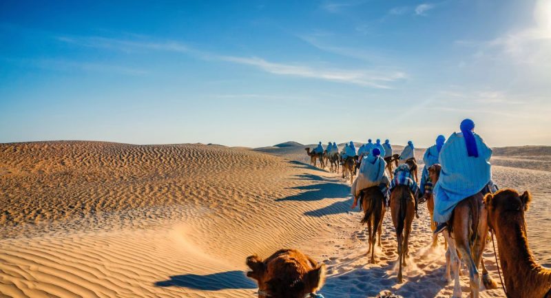 Ένα καραβάνι με καμήλες διασχίζει την έρημο Μερζούγκα.