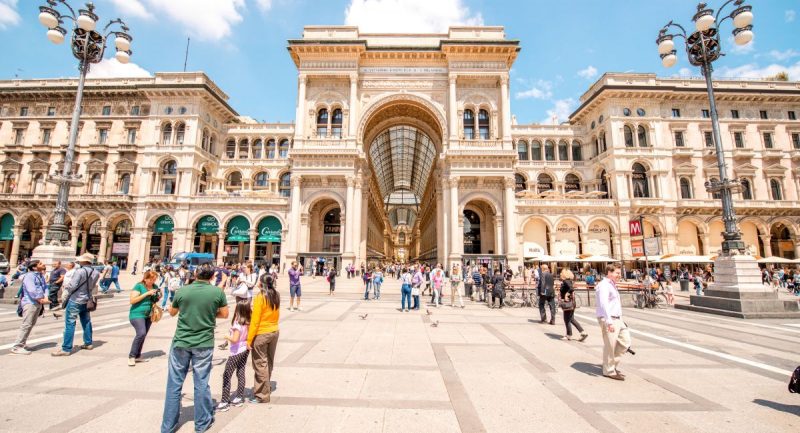 Από την πλατεία Duomo μπορεί να φτάσει κανείς στη διάσημη γκαλερί Vittorio Emanuele που βρίσκεται στο κέντρο της πόλης.