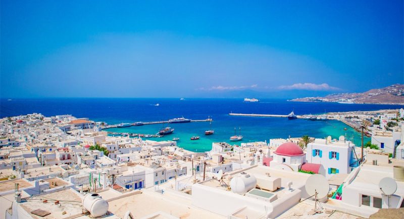 Η Μύκονος είναι ένα από τα πιο όμορφα νησιά των Κυκλάδων και της Ελλάδας. Βρίσκεται ψηλά στη λίστα με τους διασημότερους προορισμούς για διακοπές.