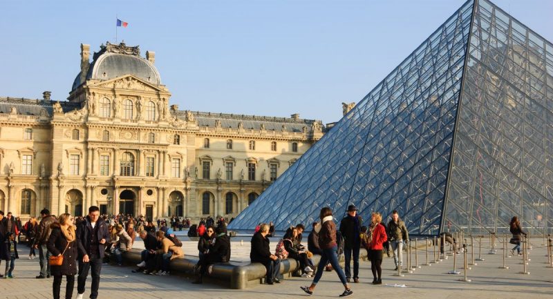 Η πυραμίδα του Λούβρου.Το συγκεκριμένο μουσείο συγκεντρώνει περισσότερους από 9 εκατομμύρια επισκέπτες κάθε χρόνο.