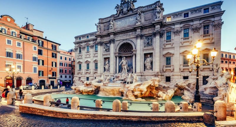 Η Φοντάνα ντι Τρέβι είναι το μεγαλύτερο μπαρόκ συντριβάνι της Ρώμης. Χιλιάδες επισκέπτες έχουν περάσει από εκεί ρίχνοντας μέσα ένα κέρμα.