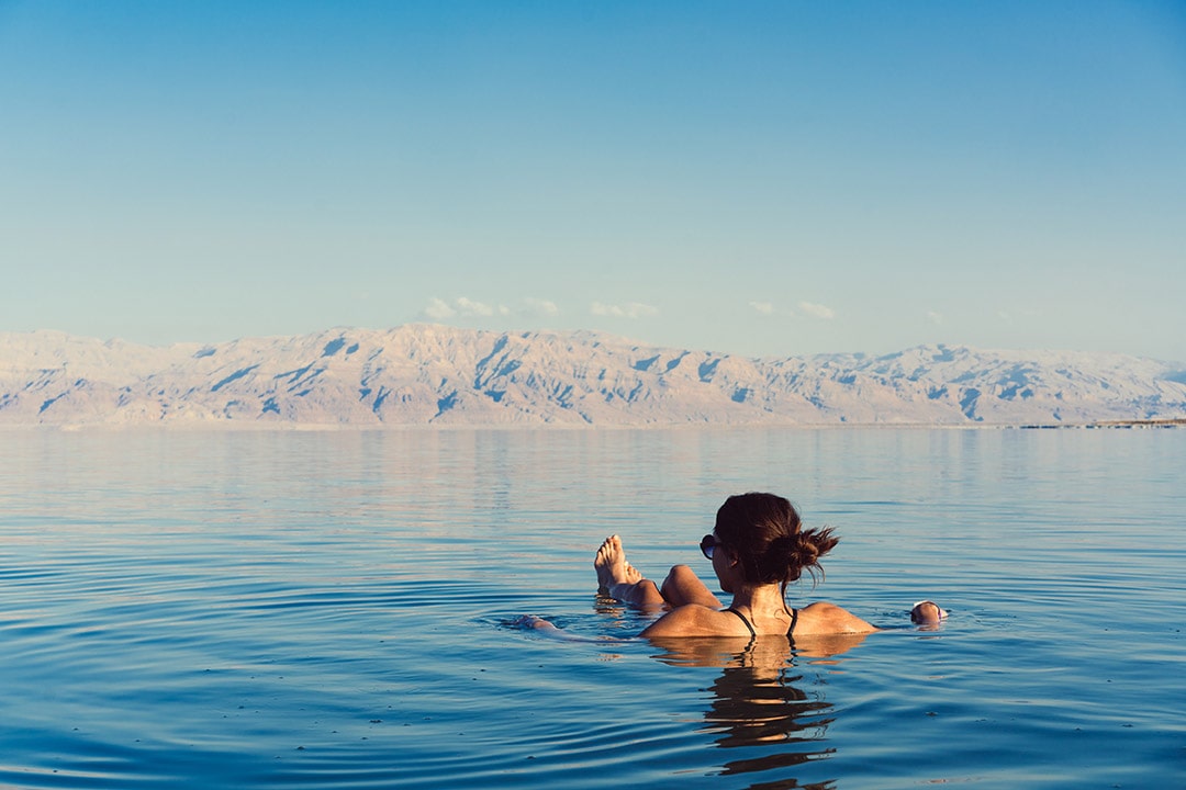 Φωτογραφία κοπέλας να κολυμπά στη νεκρά θάλασσα για το άρθρο Ταξίδι στην Ιορδανία με Γκρουπ