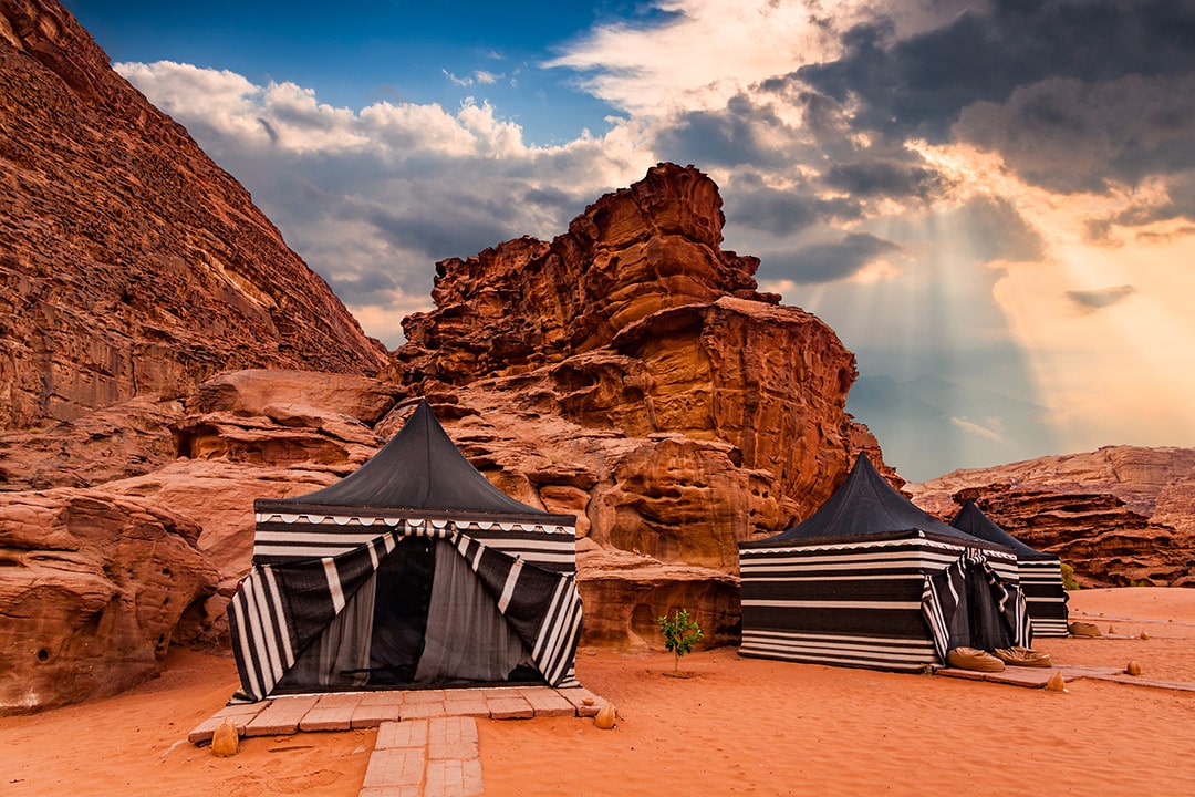 Φωτογραφία με σκηνές στην έρημο Wadi Rum